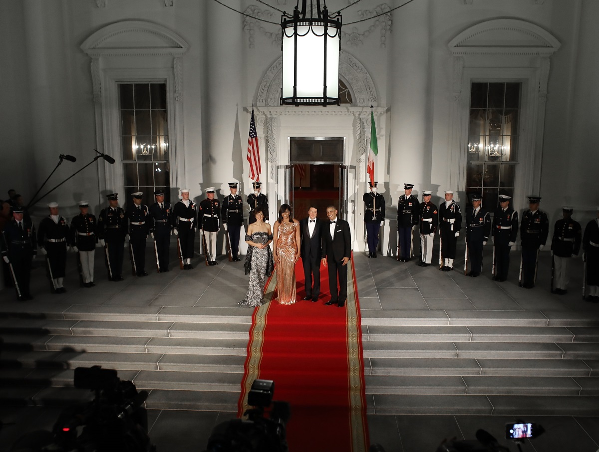 Мишел Обама блесна в дълга и прилепнала по тялото рокля без ръкави в цвят розово злато на последната си държавна вечеря като първа дама на САЩ. Съпругата на Барак Обама избра тоалет на "Версаче". Вечерята беше организирана в чест на италианския премиер Матео Ренци и съпругата му Аниезе Ландини.