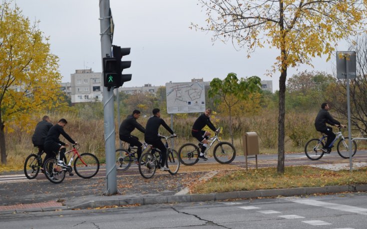 Играчите на Локомотив Пловдив карат велосипеди