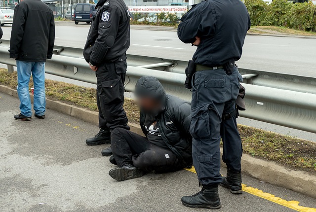 Автокрадец бе хванат след опасна гонка с МВР на "Ботевградско шосе" до разклона за "Кремиковци". Автоджамбазинът и съучастникът му се опитали да прегазят полицаи, блъснали две патрулки, автобус на "Български пощи" и цивилна кола. Няма пострадали, униформен е прегледан в МВР болница, но е освободен.