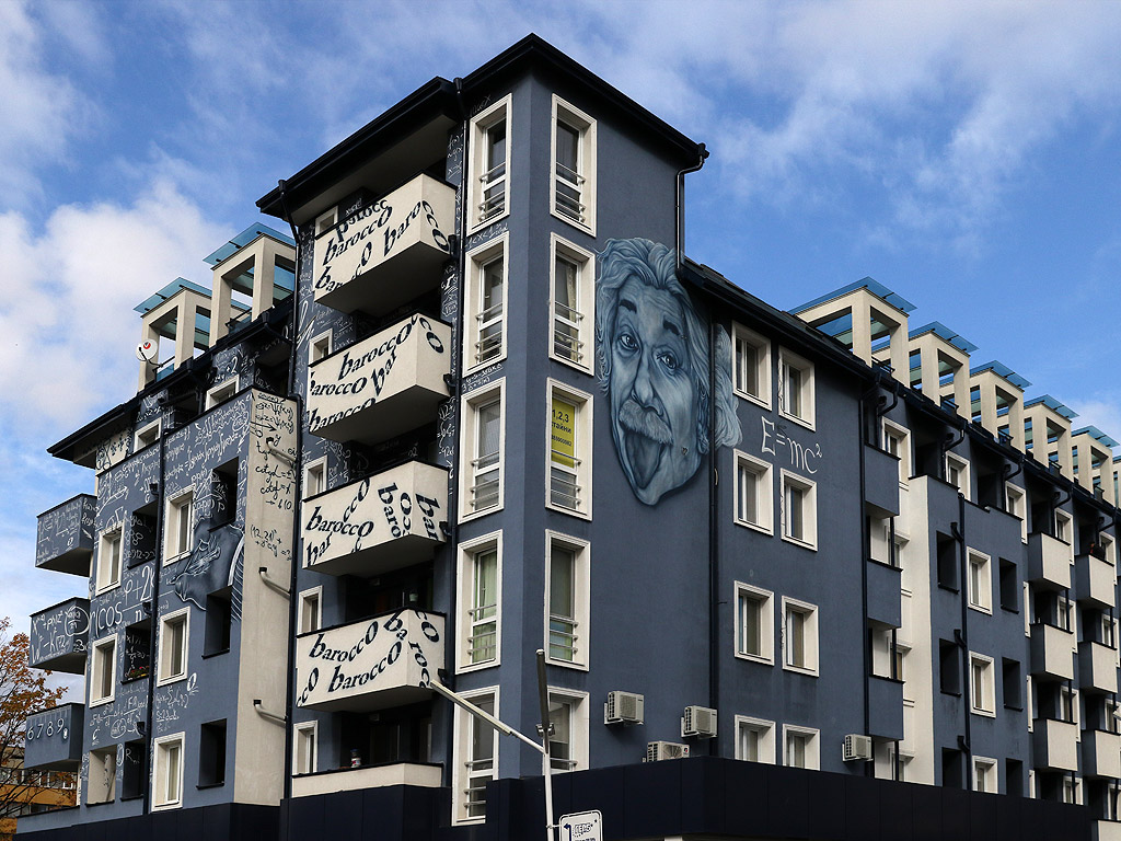 Алберт Айнщайн, неговите формули и научни теории се появиха на новопостроена жилищна сграда до поликлиниката в Студентски град