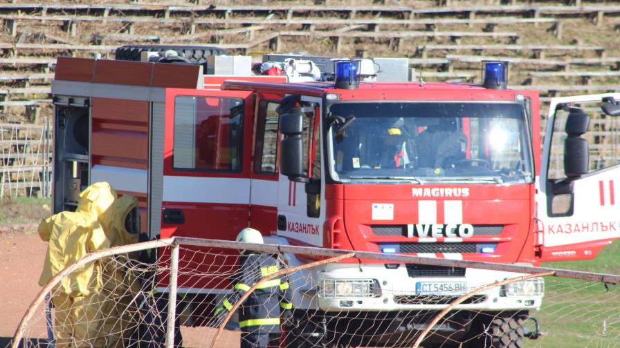 Пожар в мол във Варна, падна част от покрива