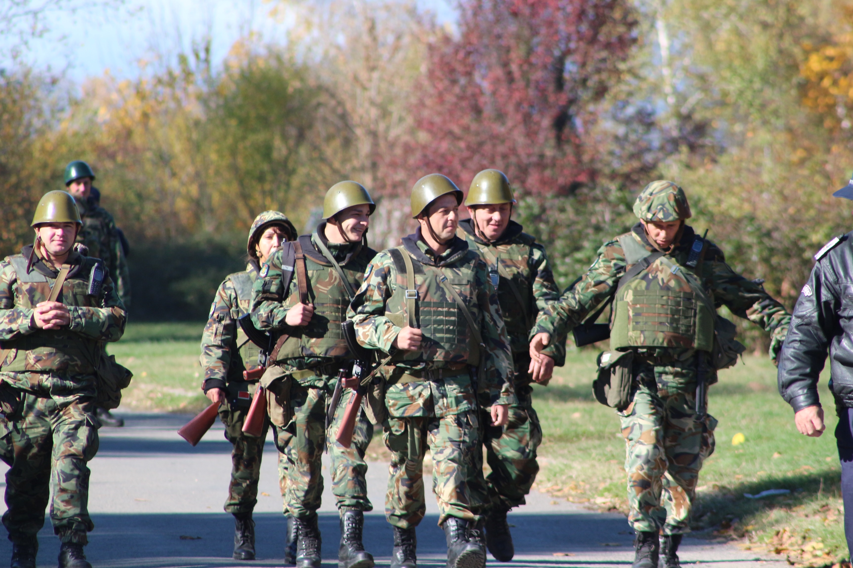 Съвместно учение между полиция, пожарна и военни се проведе в Казанлък. Темата бе терористичен акт на градския стадион.