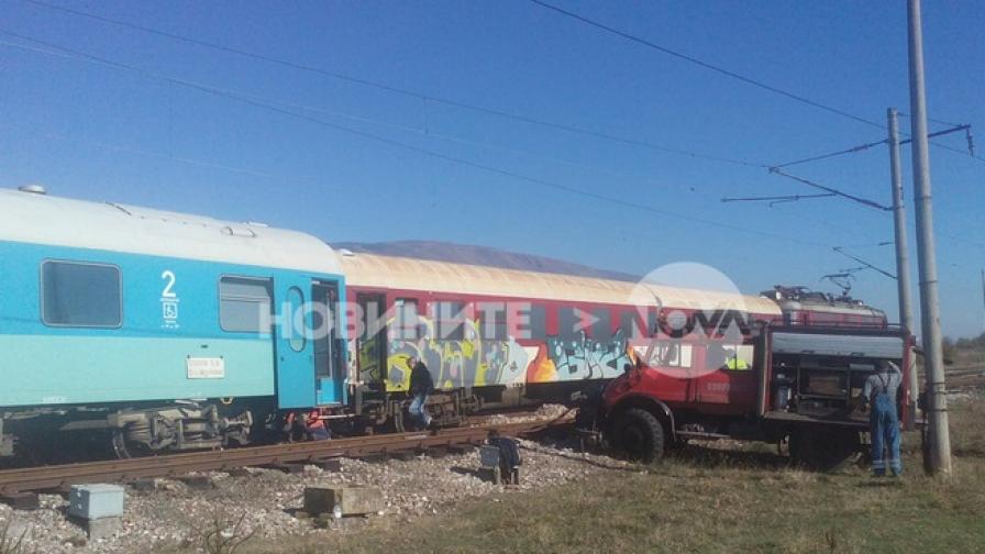 Влак дерайлира край Сопот, временно затвори линията
