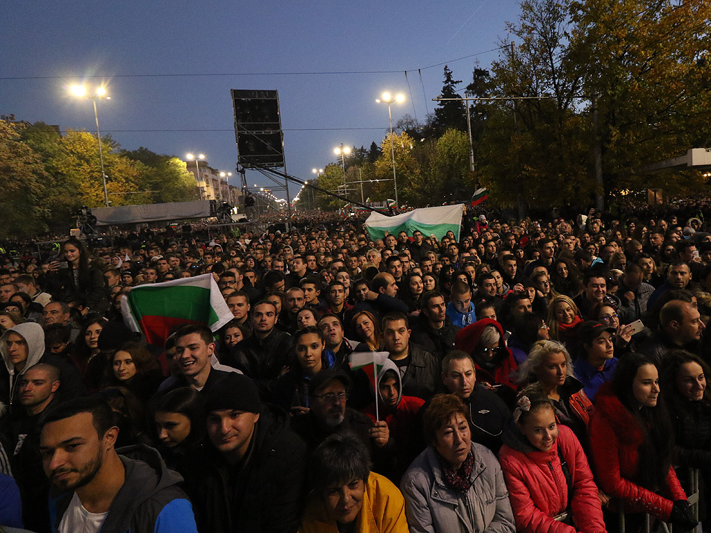 Над 70 000 човека гледаха концерта на Слави Трифонов на Орлов мост. Повод за концерта е предстоящият референдум, който ще се състои заедно с президентските избори другата седмица.