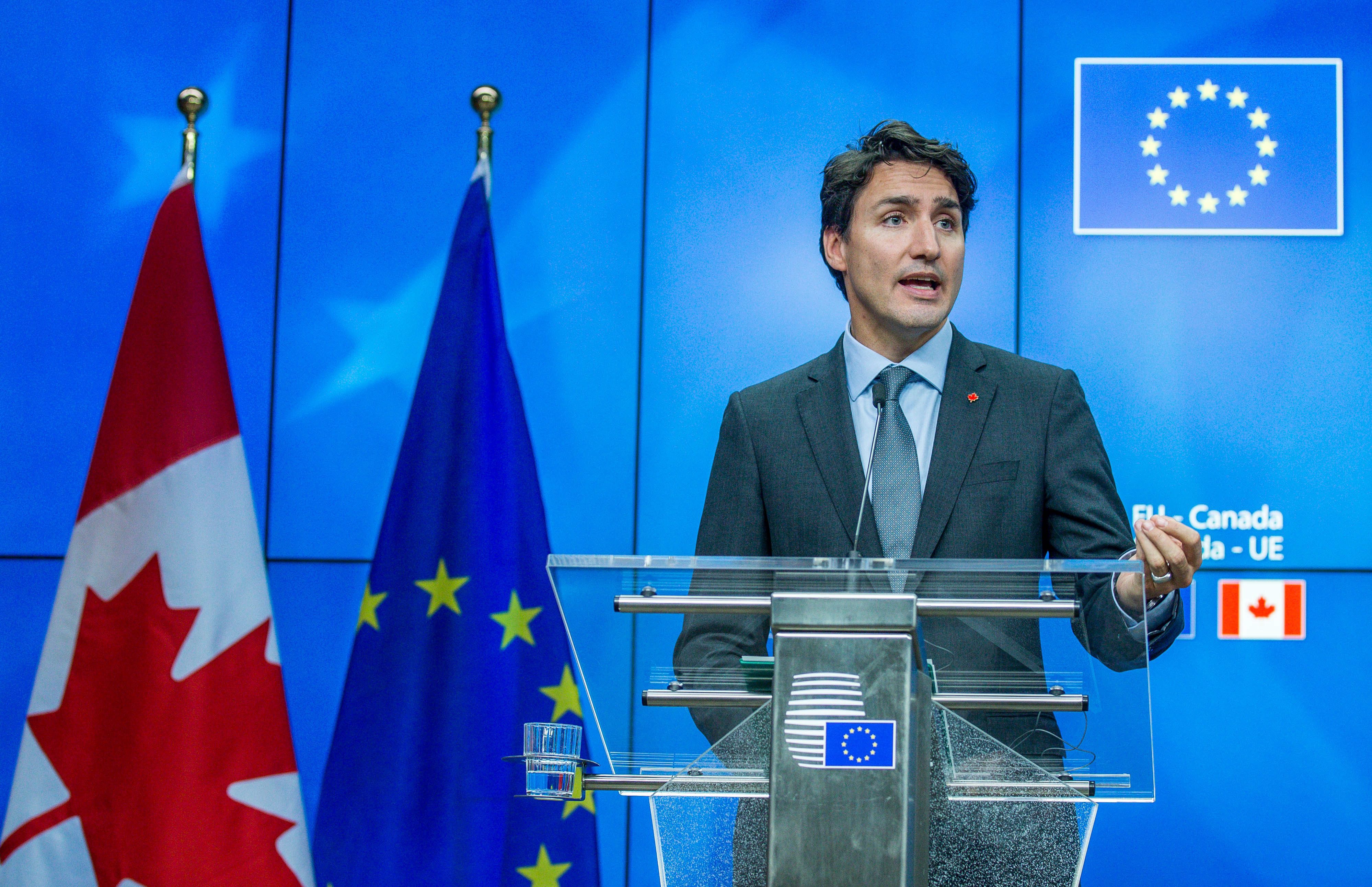 Канадският премиер Джъстин Трюдо и европейски лидери подписаха споразумението за свободна търговия Всеобхватното икономическо и търговско споразумение (СЕТА). Договорът идва след повече от седем години на преговори между Брюксел и Отава.
По време на церемония в Брюксел Джъстин Трюдо, председателят на Европейския съвет Доналд Туск, председателят на Европейската комисия Жан-Клод Юнкер и словашкият премиер Роберт Фицо, чиято държава държи ротационното председателство на Съвета на ЕС, подписаха споразумението.