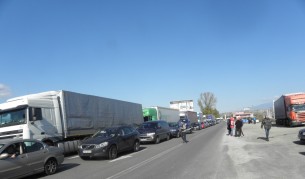 Гневни тирове блокираха границите