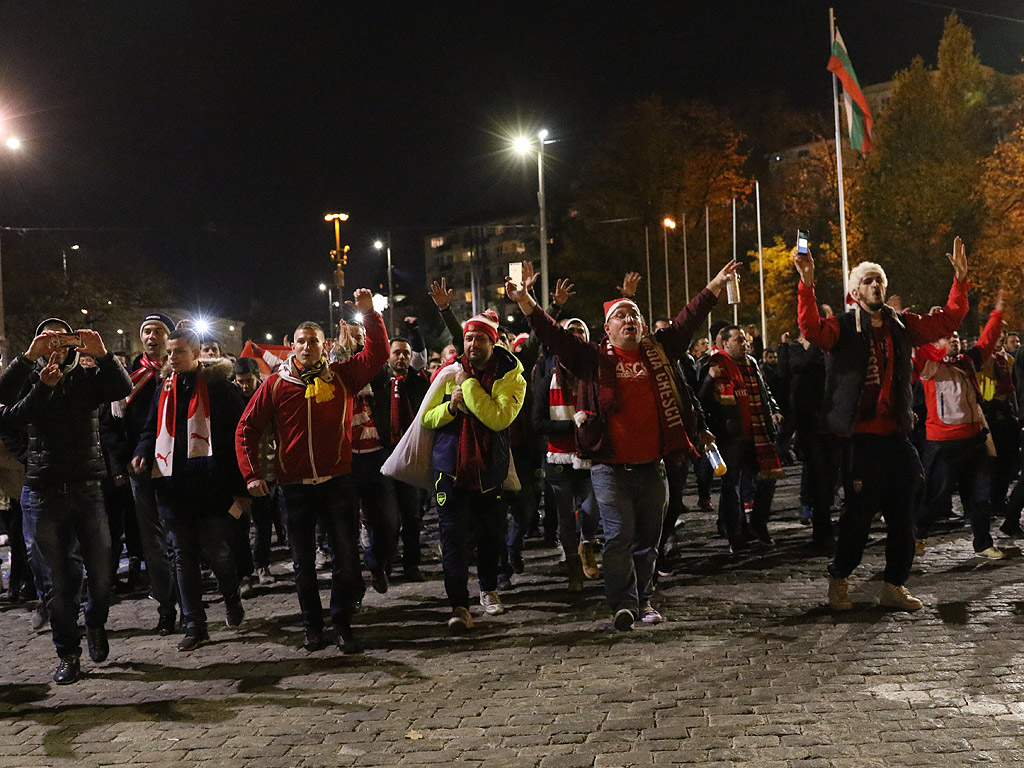 Феновете на Арсенал с шествие към стадион "Васил Левски"