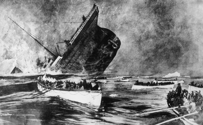 Оцелелите на спасителните лодки гледат как корабът потъва пред очите им.