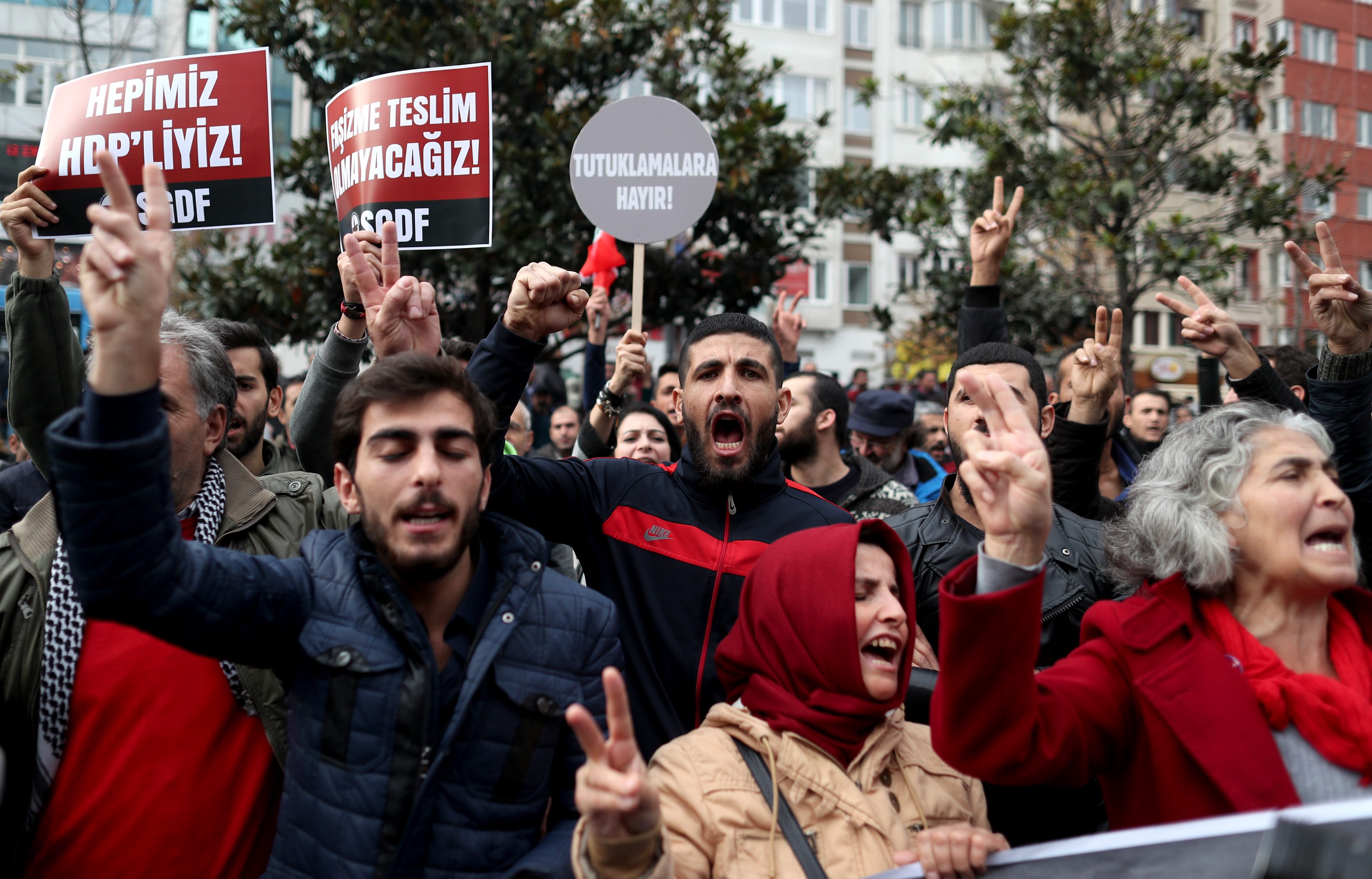 Безредици в Истанбул - турската полиция използва днес водни струи и сълзотворен газ срещу тълпи от протестиращи в града, предаде Ройтерс. Сред протестиращите са преподаватели, учители и студенти. Фоторепортер на агенцията, намиращ се на мястото на събитието, каза, че полицията опитва да спре тълпата от демонстранти, които искат да стигнат до офиса на опозиционния вестник "Джумхуриет", служители на който тази бяха задържани.
