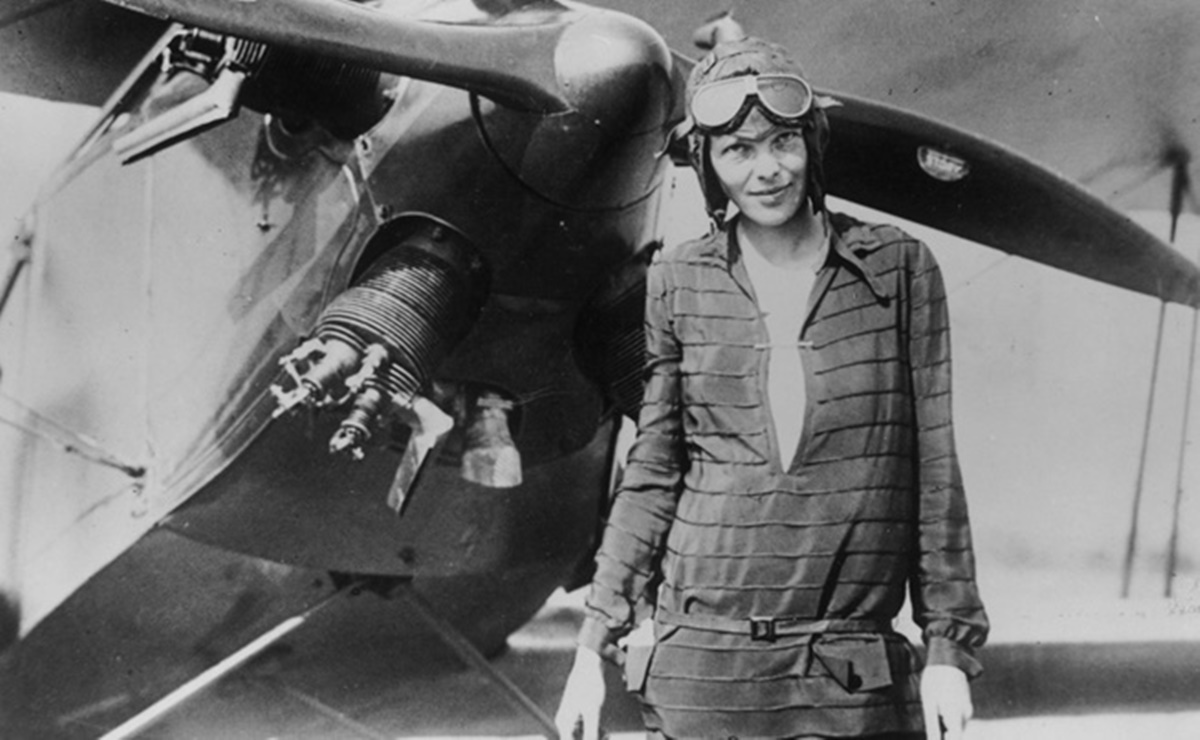 Амелия Мери Еърхарт е американска авиаторка, сред първите жени пилоти и първата жена, прелетяла над Атлантическия океан.