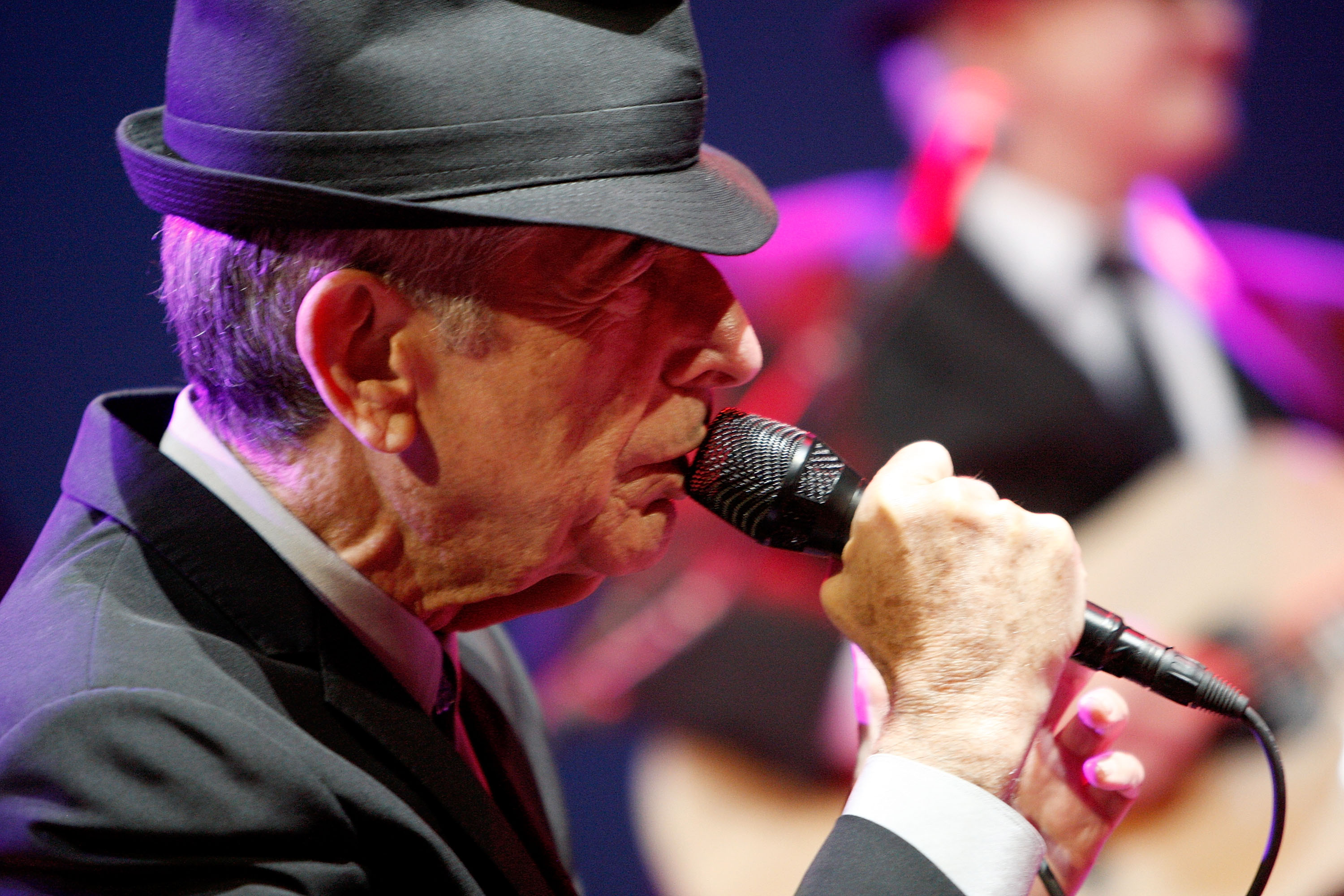 Легендарният певец и композитор Ленард Коен почина на 82-годишна възраст. Кончината му породи емоционални реакции сред политици, музиканти и актьори