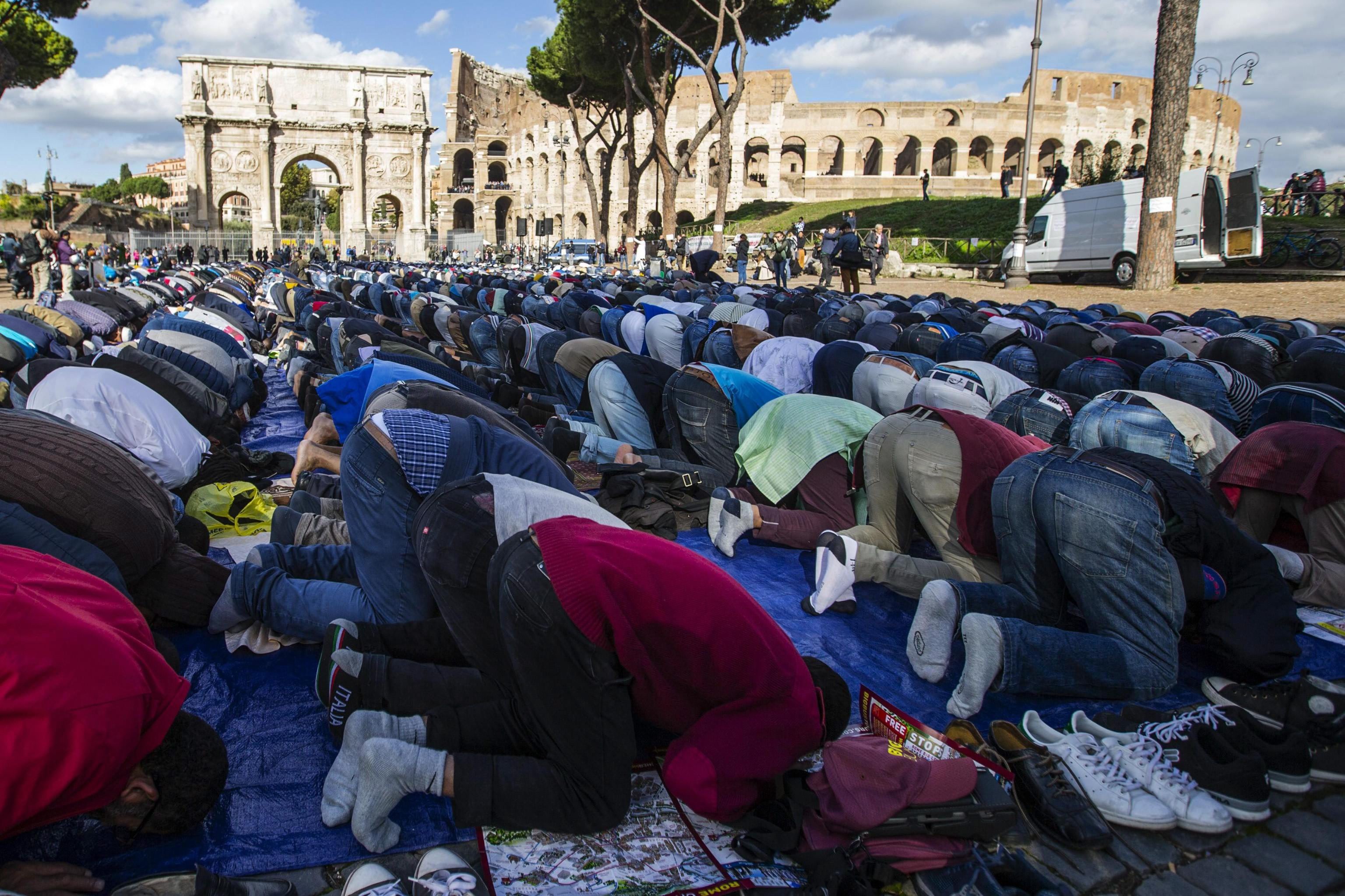 Хиляди мюсюлмани се събраха на 21 октомври на масова петъчна молитва пред Колизеума в Рим. Така те изразиха недоволството си от затварянето на "мини джамиите в гаражи"