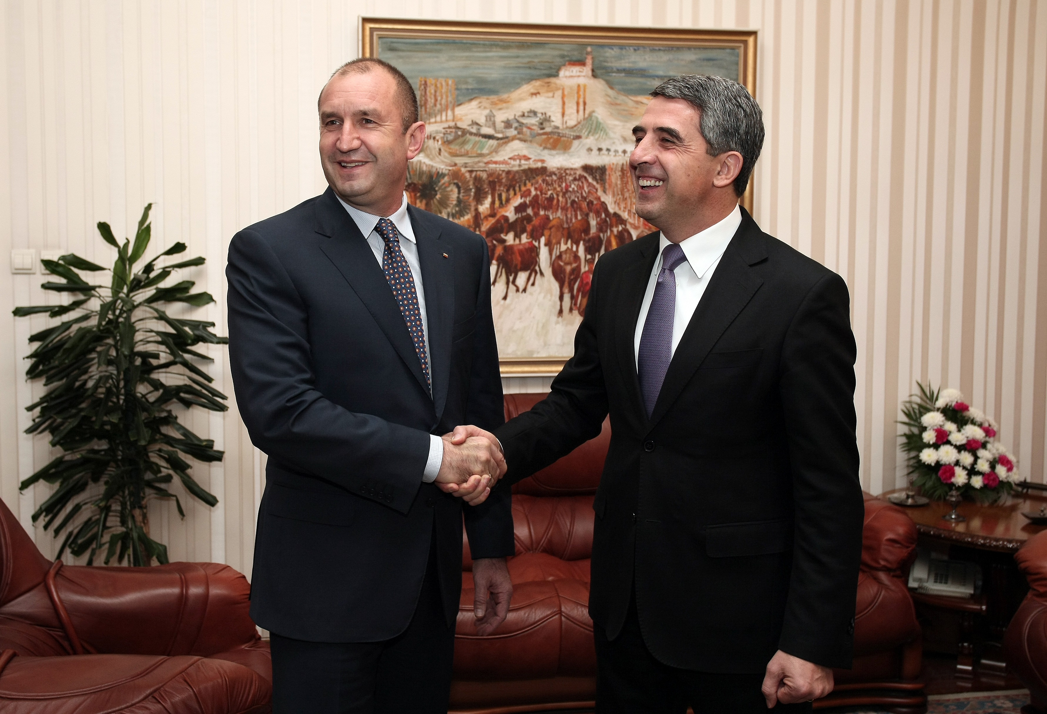 Настоящият президент на България Росен Плевнелиев и новоизбраният държавен глава Румен Радев се срещнаха на "Дондуков" 2