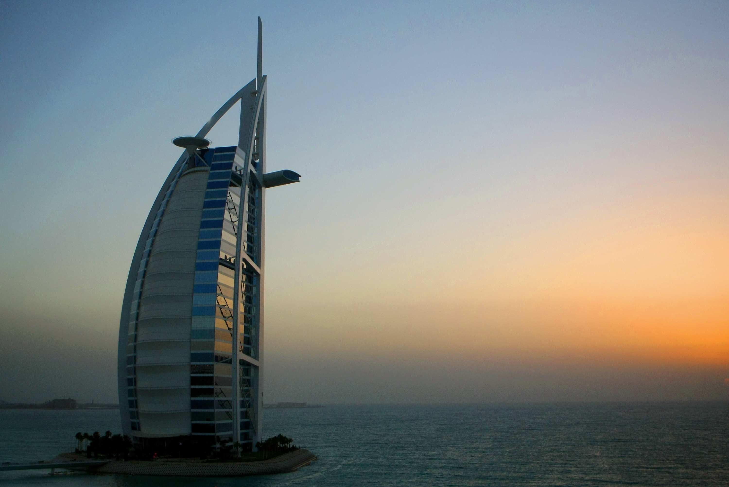 Бурж Ал Араб (Дубай) – този 60-етажен хотел с формата на платноходка, разположен на свой собствен остров, е проектиран да бъде национална икона. Но истинската му красота се крие в интериора: има почти 600-метров атриум – най-високият в света.