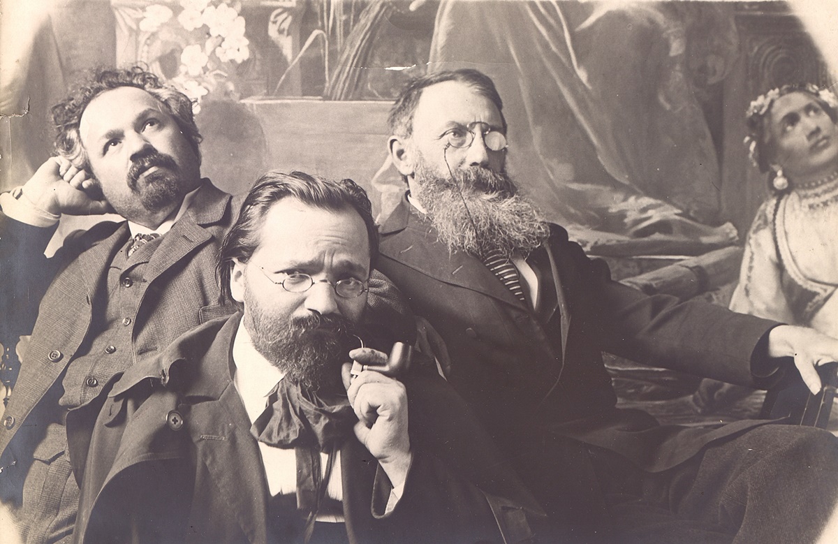 Първите преподаватели в Държавното рисувално училище – Антон Митов, Борис Шац и Иван Мърквичка.<br />
БИА-НБКМ