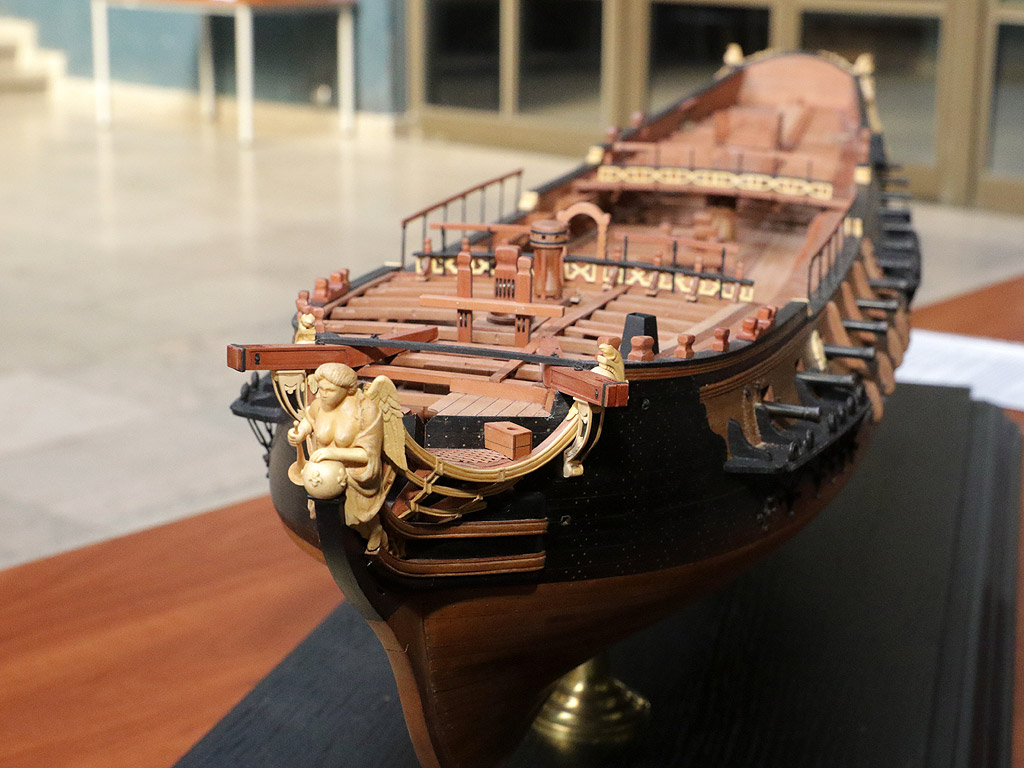 Могат да се видят макети на легендарни кораби като RMS "Titanik", "Белона" – 74-оръдеен кораб на британския флот, "Сан Антонио", фрегати "Ла Реноме", "Фридрих Вилхелм" и др.