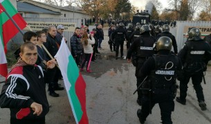 Водно оръдие и гумени куршуми срещу мигрантите в Харманли