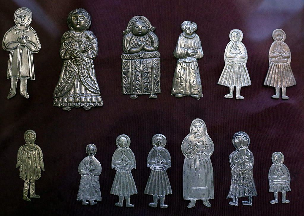 Малки оброчни фигури, намерени в най-различни краища на България, са събрани в изложбата "Вотиви" в Националния етнографски музей.