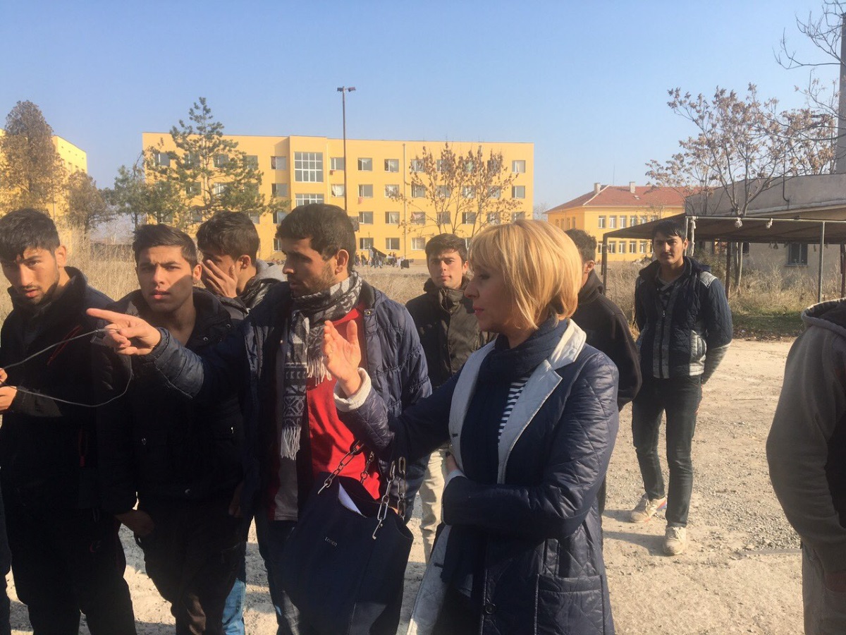 Омбудсманът Мая Манолова посети днес бежанския център в Харманли и разпространи снимки