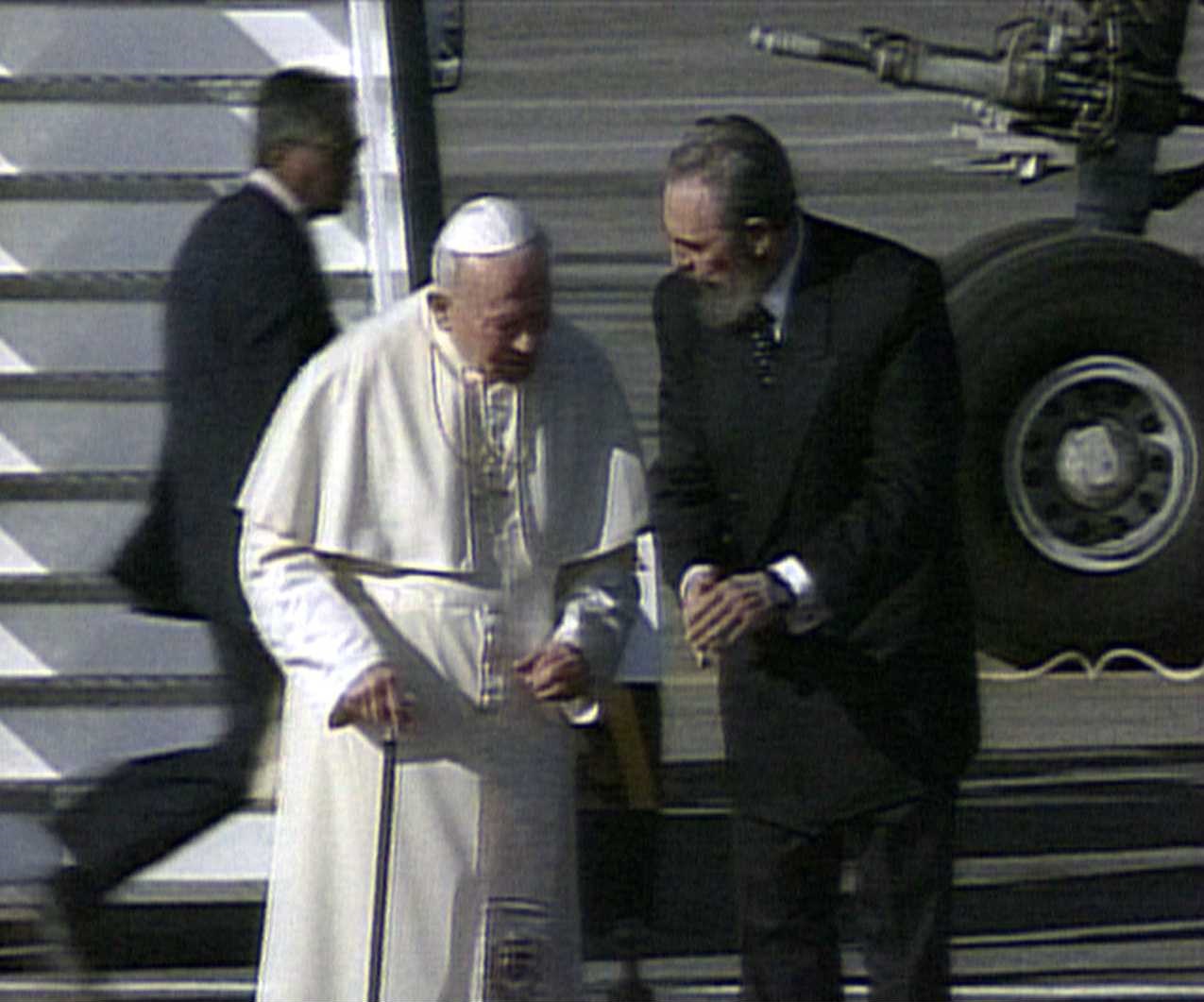21 януари 1998 г. - Фидел Касро посреща папа Йоан Павел II в Хавана.