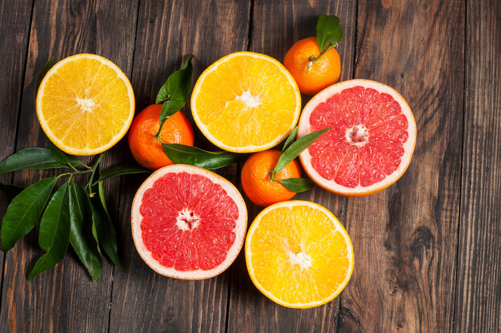 <p>Грейпфрутът спомага за изчистването на токсините от тялото и предпазва клетките. Високото съдържание на витамин С действа антибактериално и противогрипно. Този плод е подходящ и за домашни разкрасителни процедури за лице, коса и тяло. Пийте всеки ден по една чаша сок от грейпфрут или го хапвайте в плодова салата.</p>