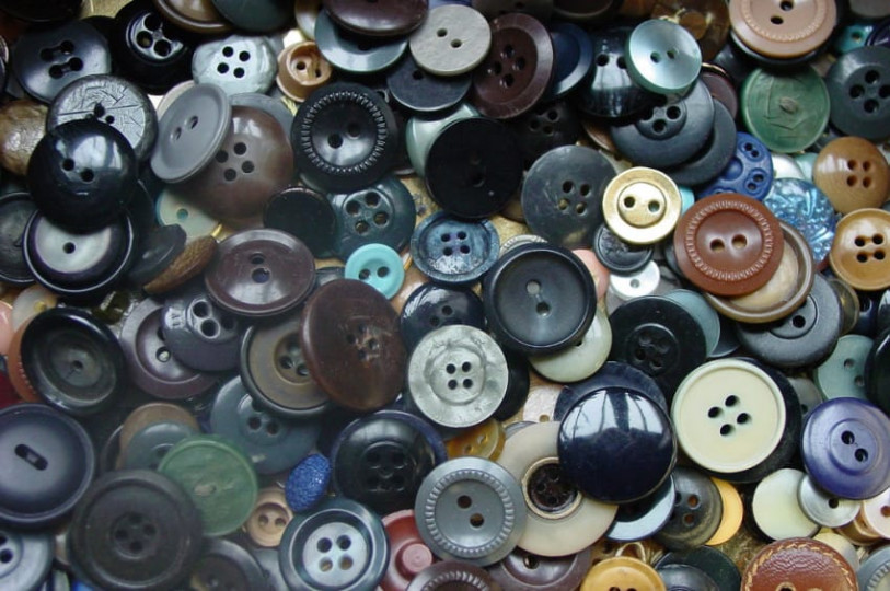 9. Копчета - За да си спестите тичането до най-близкия магазин за шивашки материали при всяко скъсано и изгубено копче.