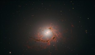 Галактиката NGC 4696 заснета от телескопа "Хъбъл".