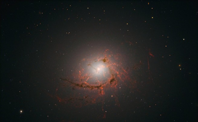 Галактиката NGC 4696 заснета от телескопа "Хъбъл".