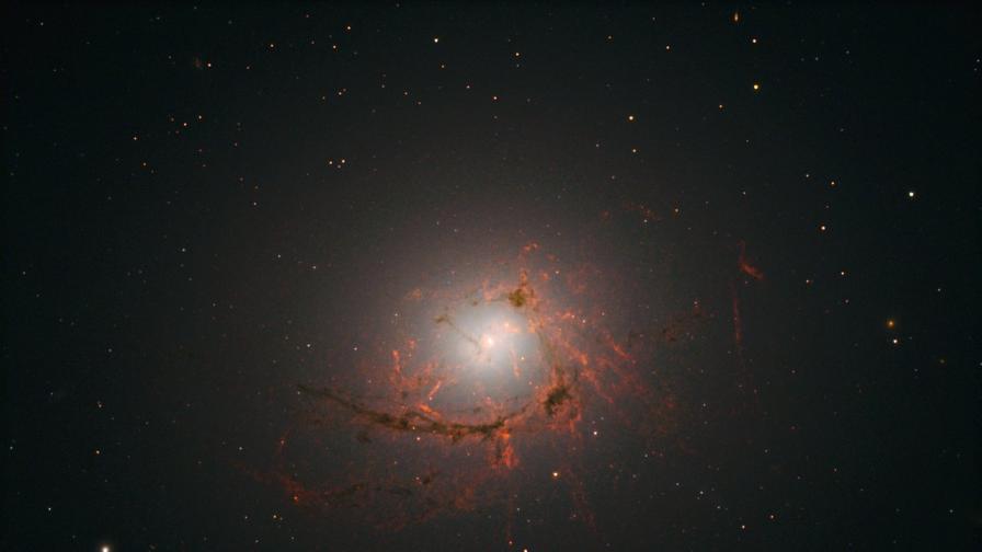 "Хъбъл" засне засмуквана от черна дупка галактика