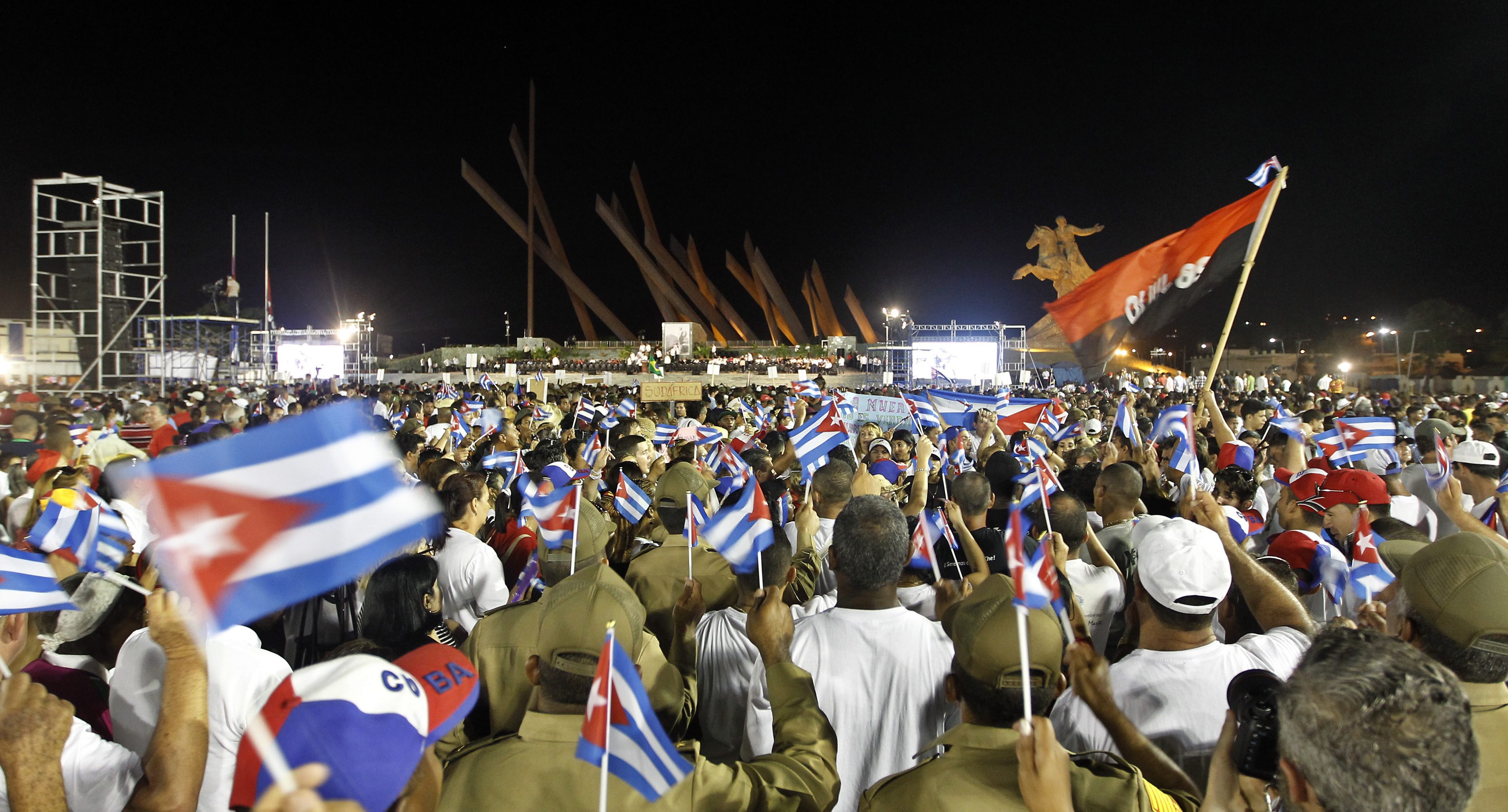 Близо половин милион кубинци се събраха на главния площад в гр. Сантяго де Куба, за да се простят с Фидел Кастро. Траурната церемония водеше лидерът и брат на покойния Раул Кастро, който се закле да пази революцията след Фидел. За да отдадат почит към бащата на кубинската революция, пристигнаха редица лидери от Латинска Америка - венецуелският президент Николас Мадуро, никарагуанският Даниел Ортега, боливийският Ево Моралес и двамата бивши бразилски президенти Лула да Силва и Дилма Русеф.