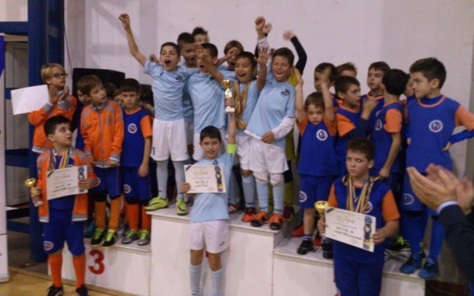 Децата на Дунав с купа от турнир в Румъния