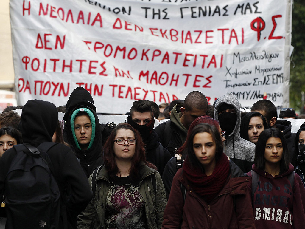 Полицията в Гърция съобщава, че един от служителите ѝ е приет в болница с лени наранявания, а най-малко 23 граждани са задържани, след мирно шествие в памет на убития преди осем години от полицаи тийнейджър Александрос Григоропулос. Протестиращи хвърляха коктейли „Молотов” и фойерверки по служителите на реда