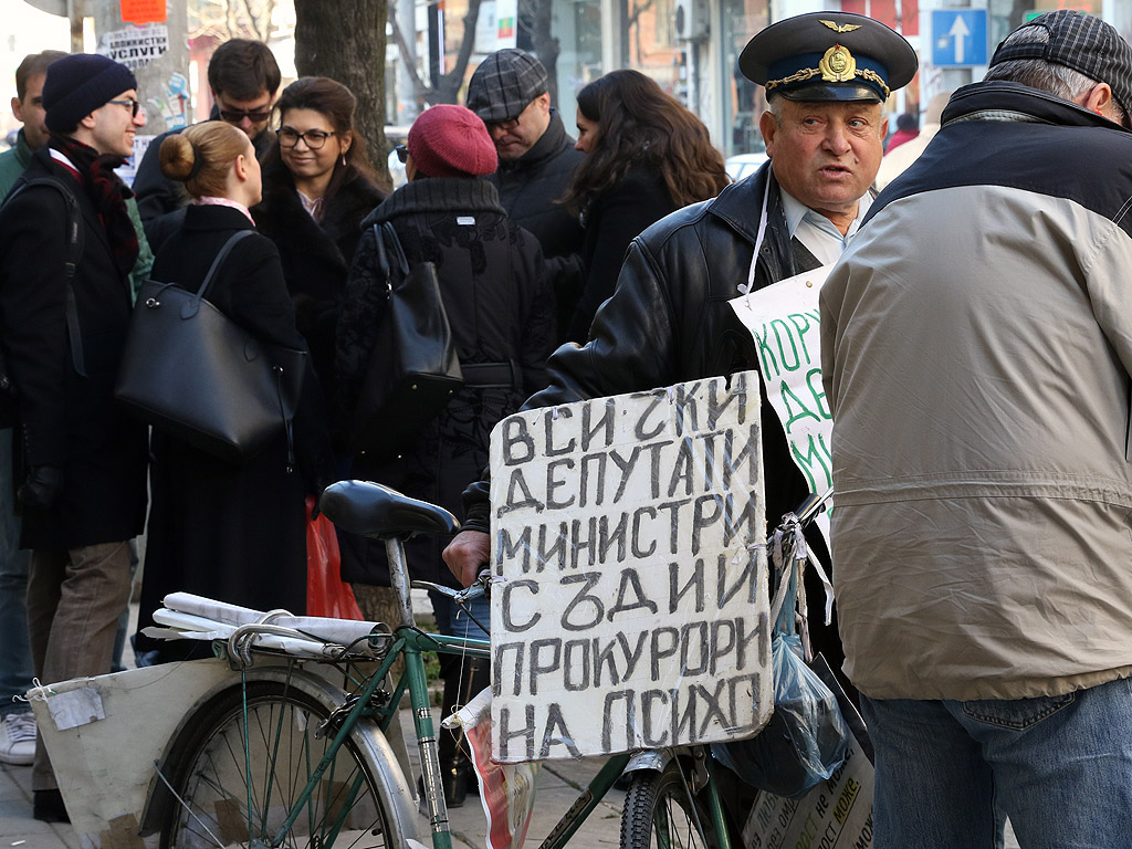 Съдии от Софийския районен съд излязоха на масов протест на улицата. Поводът за недоволството им е отказът на кадровиците в съдебната власт да вземат предвид свръхнатовареността на най-големия съд в страната