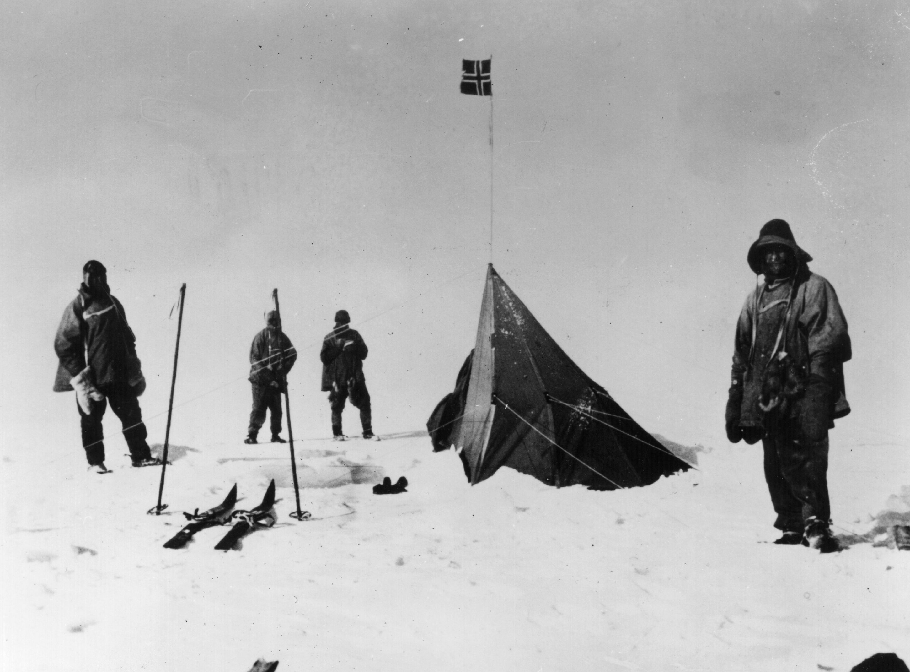 Google отбелязва днес 105-ата годишнина от стъпването на първата експедиция на Южния полюс, водена от Руал Амундсен. На 14 януари полярниците акостират на северния бряг на шелфовия ледник Рос и в Китовия залив и построяват базов лагер, който е наречен "Фрамхайм" по името на кораба "Фрам", с който са пристигнали. Амундсен и хората му прекарват зимата в строене на лагери и складиране на провизии. На 14 декември 1911 петимата заедно с впряг от 16 кучета стъпват на Южния полюс.Там те оставят малка палатка и писмо, в което описват постижението си в случай, че не успеят да се приберат до Фрамхайм.