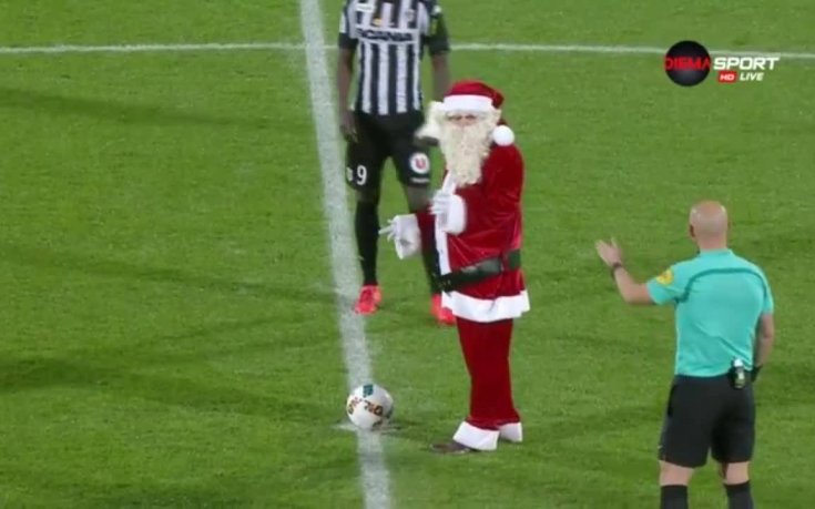 Дядо Коледа подрани, появи се на мач от Лига 1