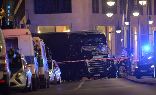 Камион се вряза в базар в Берлин, има убити и ранени