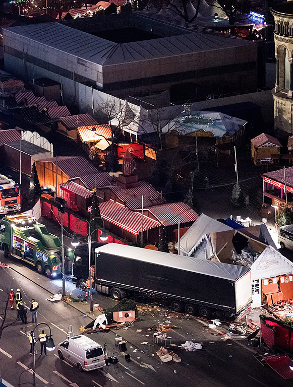 12 души са загинали, а 48 са ранени, след като камион се вряза снощи в Коледния базар в Берлин към 20.00ч местно време