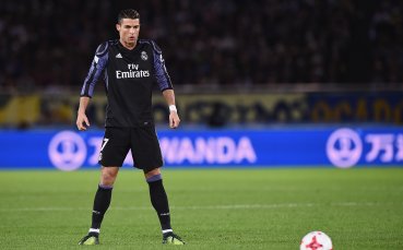 Защо Кристиано Роналдо не носи черни бутонки?