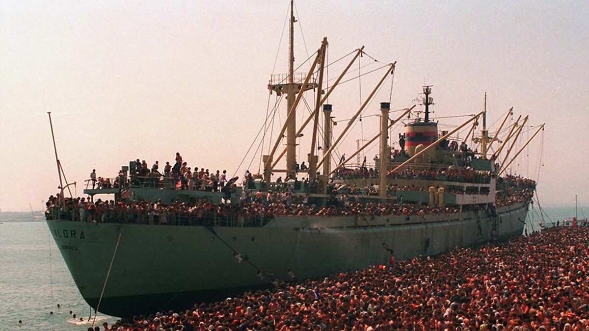 Албански бежанци от товарния кораб Вльора на пристанището в Бари, Италия, 8 август 1991 г.