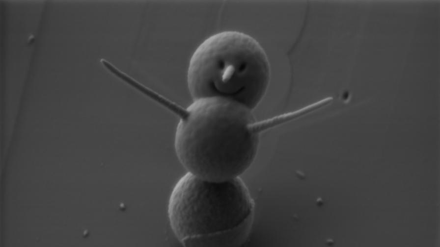 Учени създадоха най-малкия снежен човек в света
