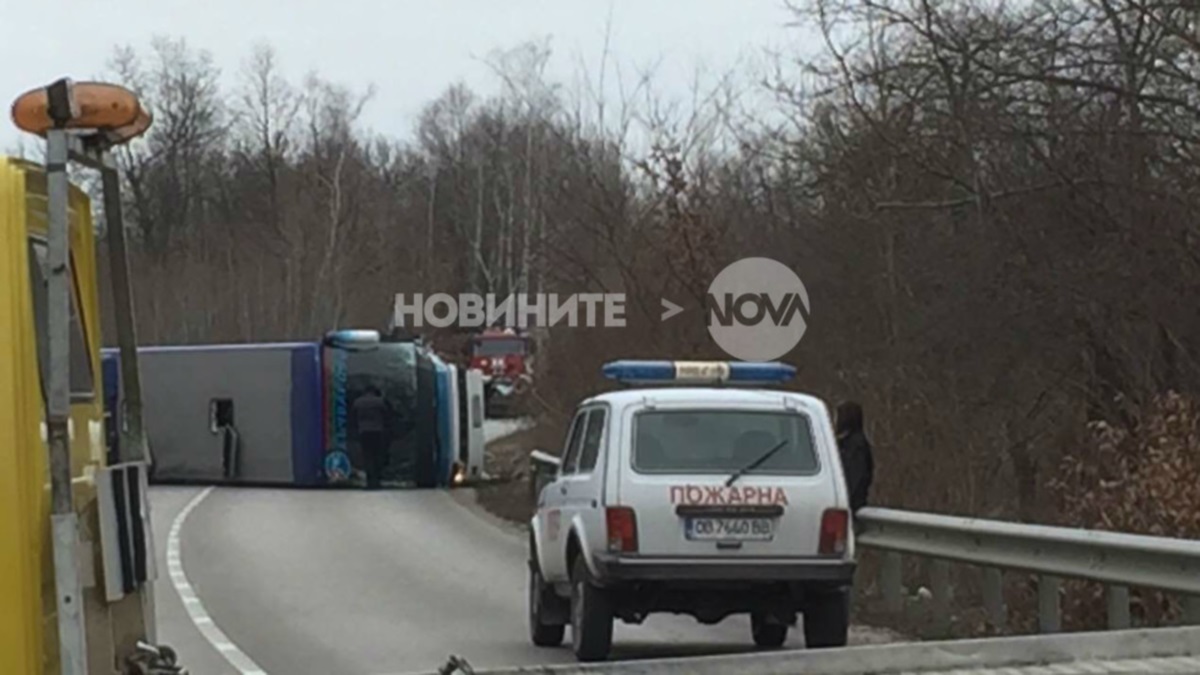 Пътнически автобус с 50 служители на общинската администрация в Лясковец катастрофира край ловешкото село Микре. Челно са се сблъскали автобусът и лек автомобил „Мицубиши“ със софийска регистрация, около 09:40 часа, на главния път София-Варна, в участъка между селата Микре и Голец. Автобусът се е обърнал в канавката. На място са загинали жена, управлявала леката кола, водачът на автобуса и пътник. Пострадали са 13 души.