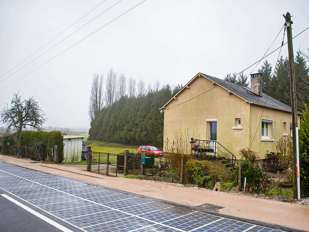 Първият в света път със соларни панели Турувр, департамент Орн, Нормандия, северна Франция.