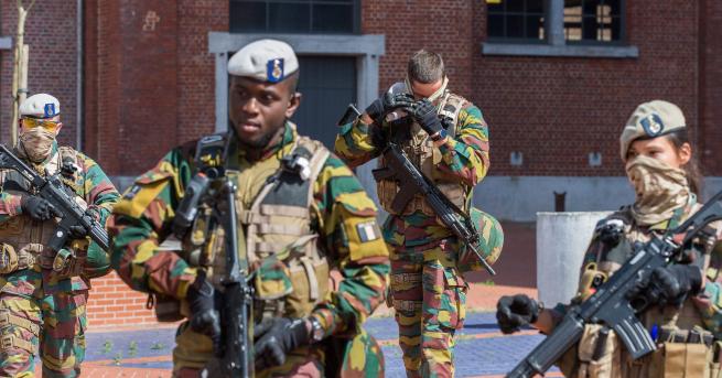 Въоръжен мъж е убил двама полицейски служители в източния белгийски