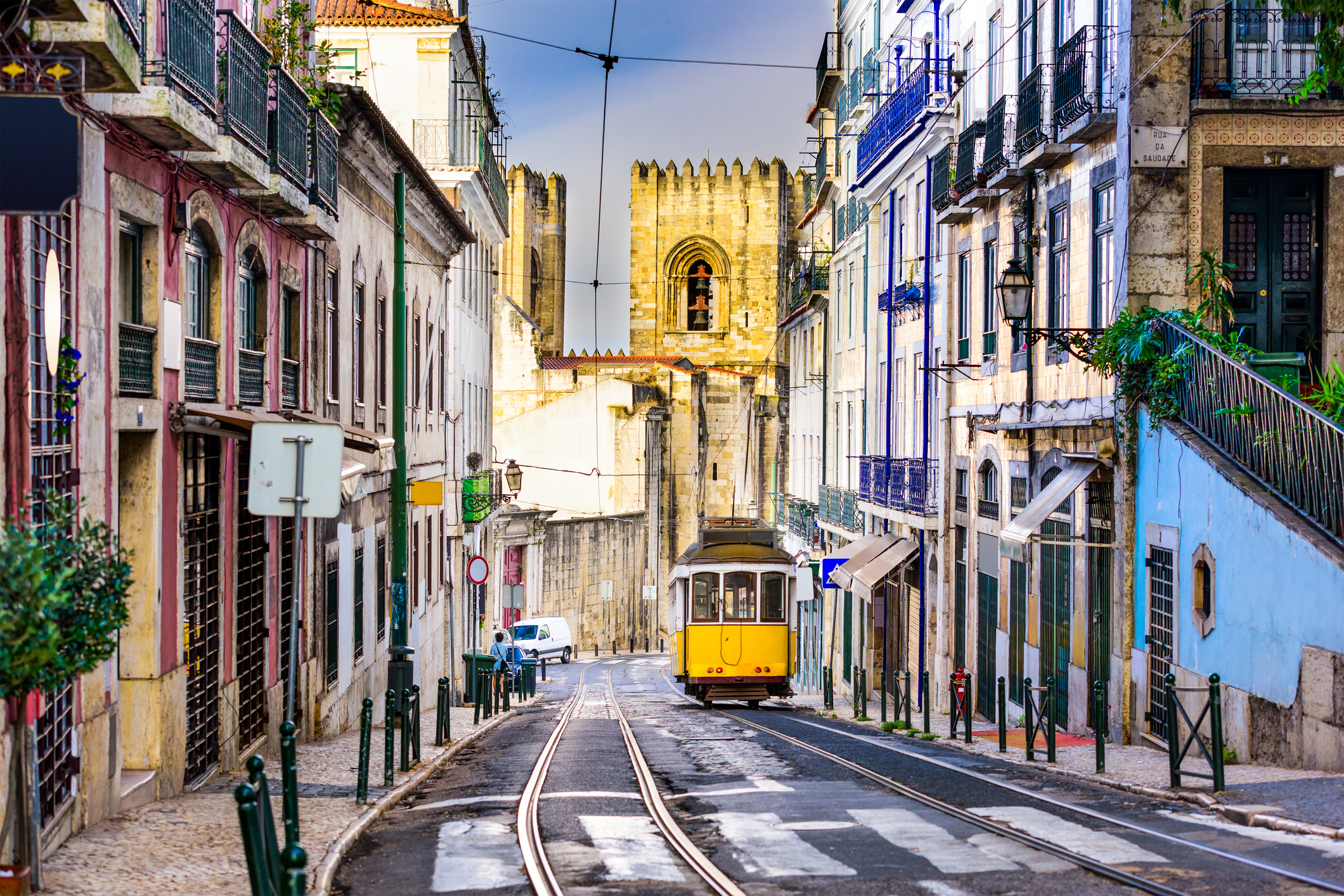 Лисабон - столица и най-голям град на Португалия, с изключителна архитектура, кулинарни вълшебства и топли хора.
