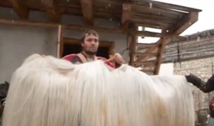 Кукер от Банско иска в Гинес, но причината е по-важна