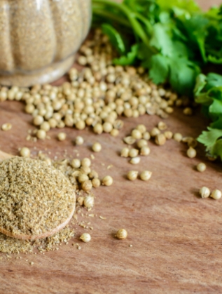 <p>Съединенията в кориандъра подпомагат детоксикацията и имат антимикробни и противовъзпалителни свойства. Добавянето му към ежедневните ястия подпомага по-добрата функция на черния дроб и бъбреците.</p>