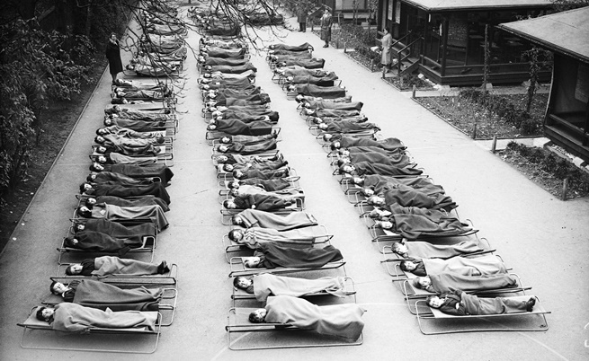 През 1932 г. в Лондон деца, болни от туберкулоза, спят навън, за да се излекуват.