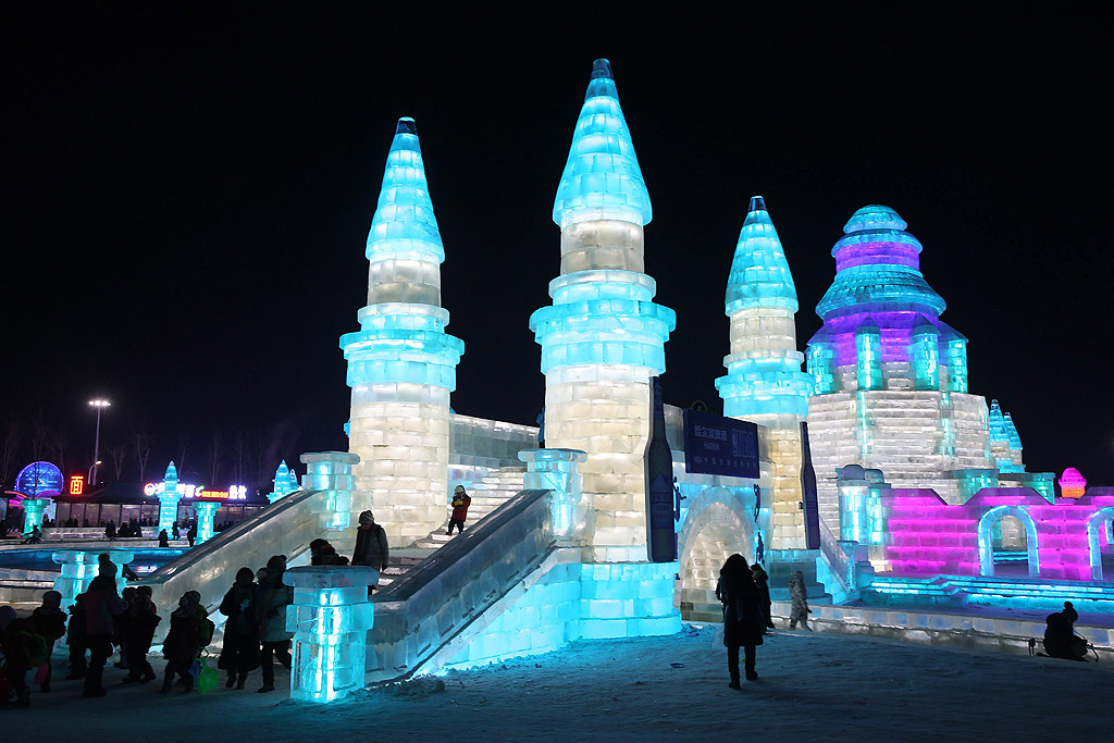 Хора посещават скулптури от лед осветени от цветни светлини на 33-ия Международен фестивал на леда и снега в град Харбин в китайската северна провинция Хъйлундзян. 180,000 кубични метра лед и 150,000 кубически метра сняг са използвани за изграждане на скулптурите. Фестивалът ще продължи близо три месеца.