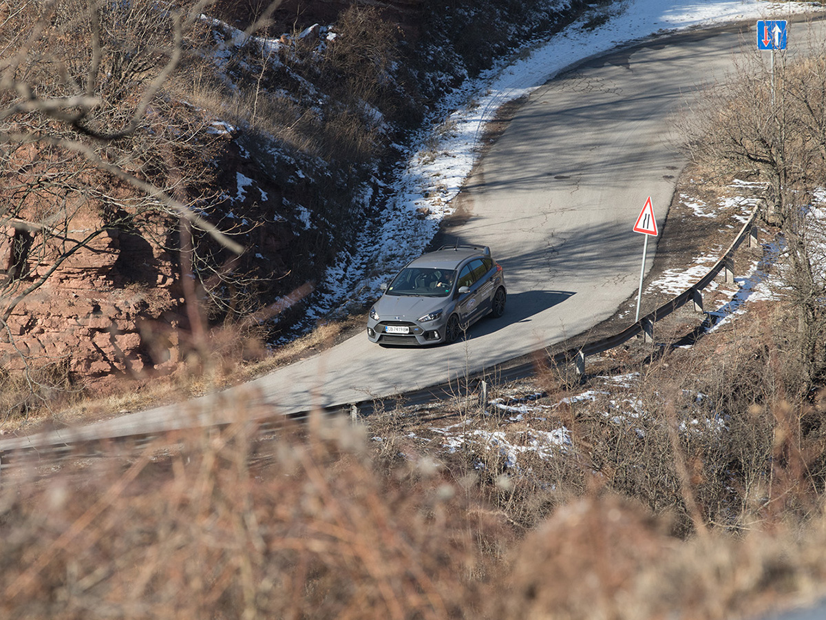 Focus RS страда от раздвоение на личността: от семеен градски автомобил през седмицата се превръща в брутален убиец на лъскави немски спортни бегачки през уикенда.