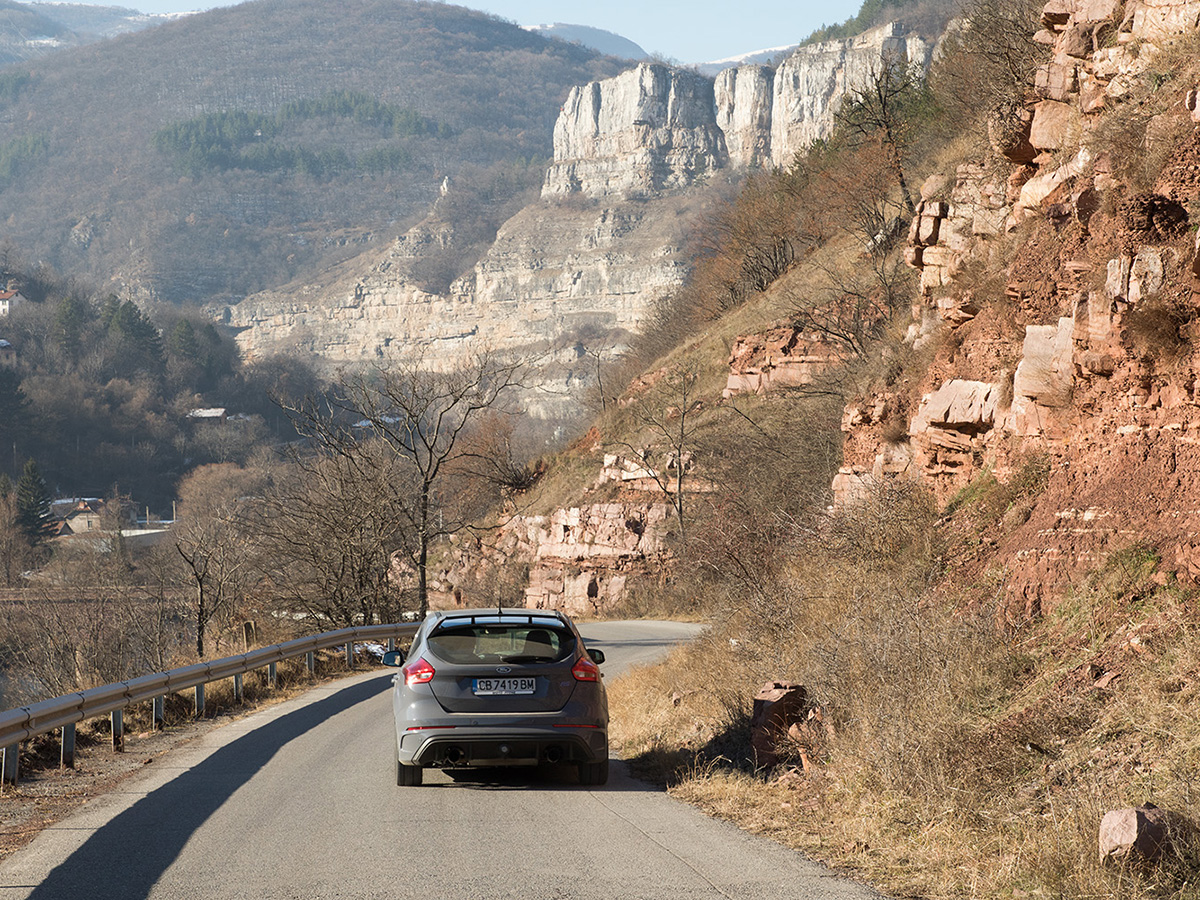 Focus RS страда от раздвоение на личността: от семеен градски автомобил през седмицата се превръща в брутален убиец на лъскави немски спортни бегачки през уикенда.